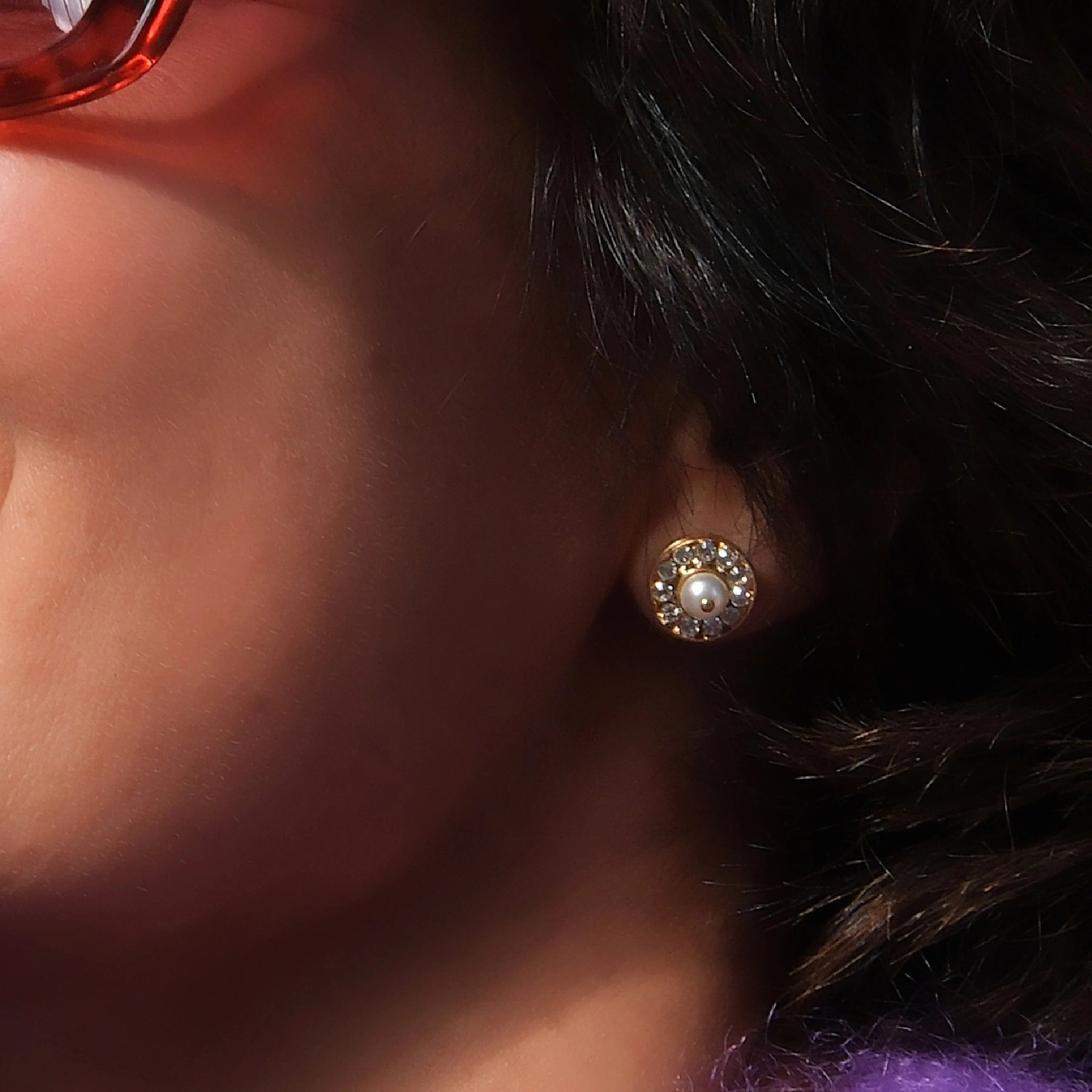 Małe złocone kolczyki z perłą i białymi kryształkami. CIEPŁY LÓD