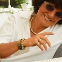 Wąski pozłacany pierścionek o tłoczonej powierzchni. ALEJA GWIAZD