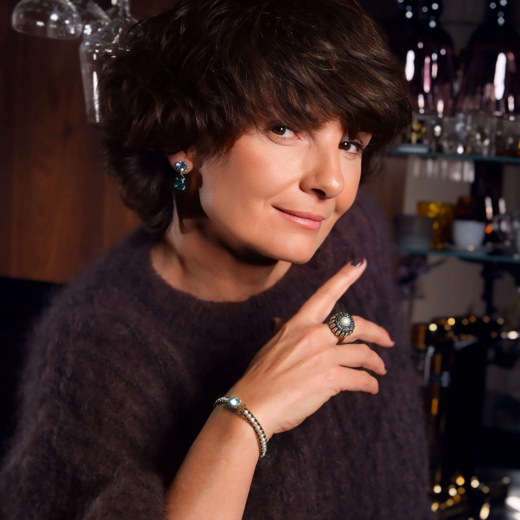 Złocony pierścionek z perłą, kryształkami i łańcuszkami. ŚWIT W UMBRII