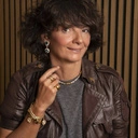 Pozłacane klipsy z niebieskimi i zielonymi kryształami. BAZAR CARMEL