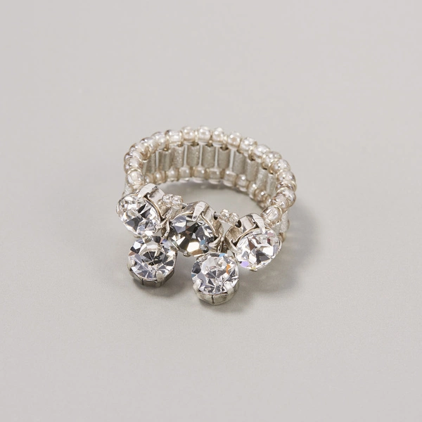 Platynowany pierścionek z przezroczystymi kryształkami. W BLASKU FLESZY