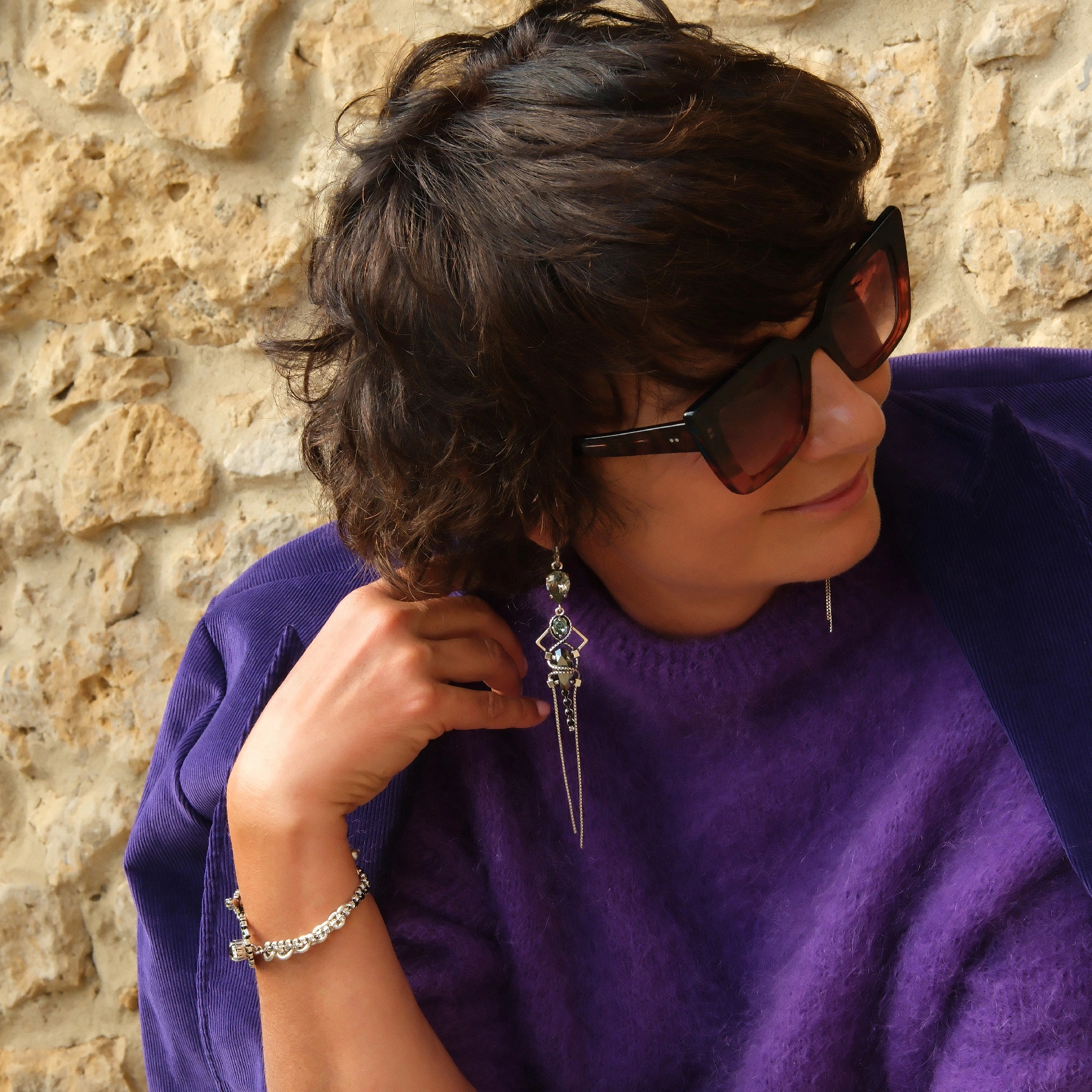 Bransoleta w srebrze z białymi i niebieskimi kryształkami. JESTEM NIEZALEŻNA