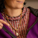 PERLA DE ALEGRÍA. Un colgante en una cadena con una perla.