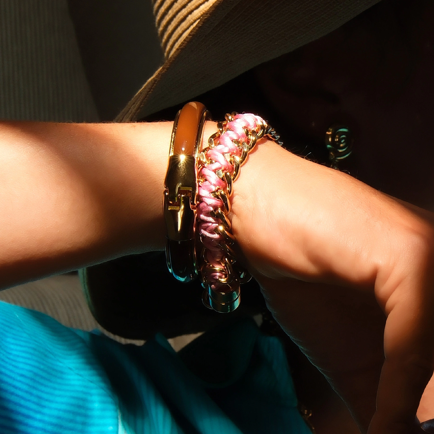 Złocona bransoleta z dekorem z akrylu w kolorze mokka. CAFE MOCCA