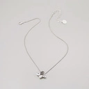 Srebrny naszyjnik z kwiatem wysadzanym kryształami. ENCANTO