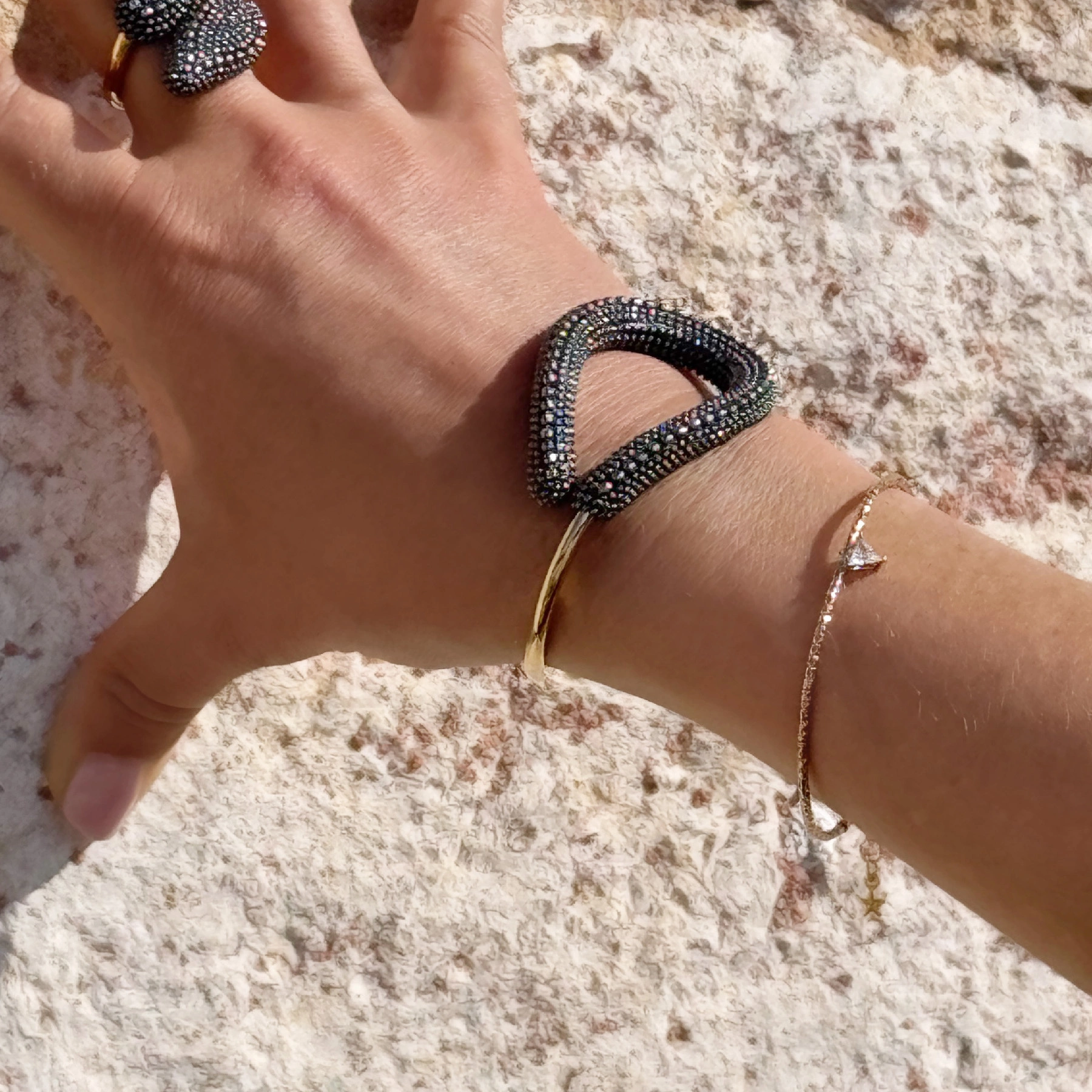 Pozłacana bransoletka z trójkątnym krysztakiem. ŚWIATŁO W ZENICIE