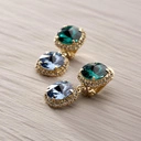 Pozłacane klipsy z niebieskimi i zielonymi kryształami. BAZAR CARMEL