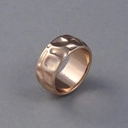 Szeroki pozłacany pierścionek o tłoczonej powierzchni. LONG BEACH