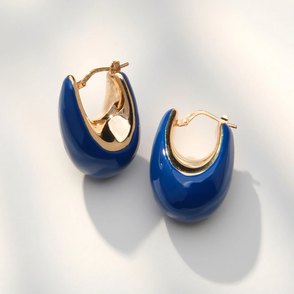 Owalne pozłacane kolczyki w kobaltowej emalii. MIŁOSNA KOŁYSANKA
