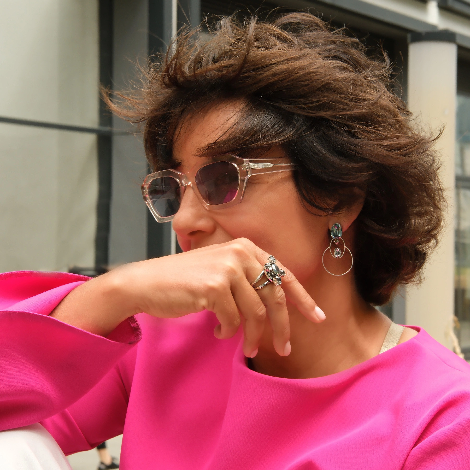 Posrebrzany pierścionek w formie kwiatu z kryształami. GWIAZDA CIEMNOŚCI