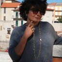 Regulowany złocony pierścionek z dekorem z perłą. PORUSZONY KADR