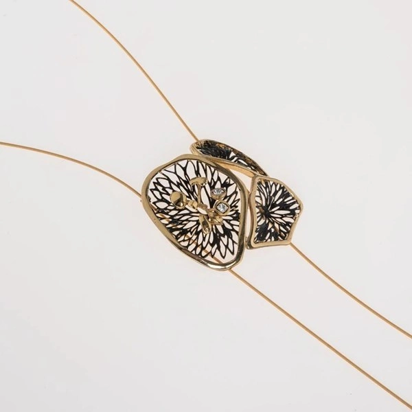 Zlocony naszyjnik z czarnymi ażurowymi dekorami. SIDŁA NAMIĘTNOŚCI