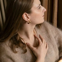 Drobne pozłacane kolczyki o nieregularnej formie. AWANGARDA