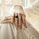 Pozłacany pierścionek z opalowymi kryształami. TU I TERAZ