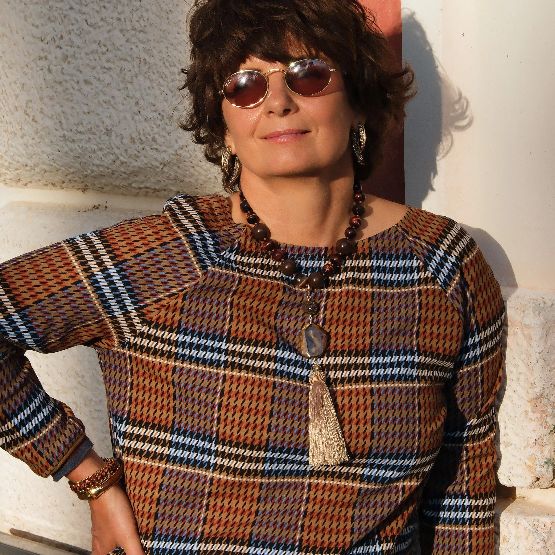 Złocona bransoleta z dekorem z akrylu w kolorze mokka. CAFE MOCCA