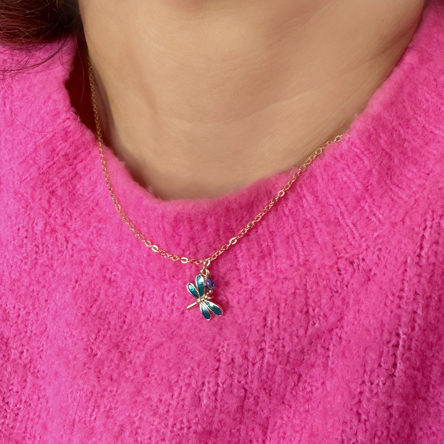 Krótki pozłacany naszyjnik z emaliowaną ważką. DODAJE SIŁY