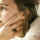 CON AGRADECIMIENTO. Un anillo delicado con bolas blancas.