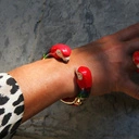 Złocona bransoletka z kolorowymi głowami papug. PLOTECZKI