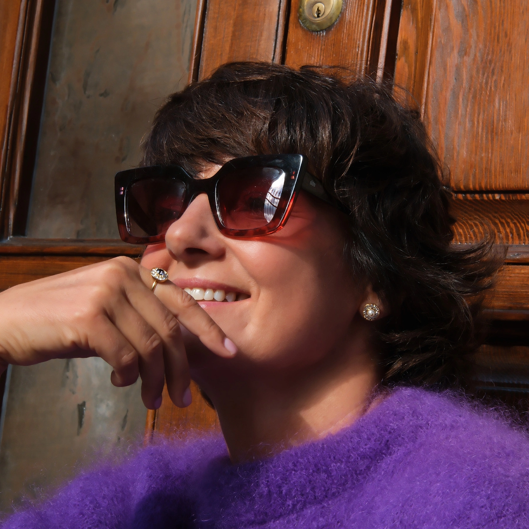 Małe złocone kolczyki z perłą i białymi kryształkami. CIEPŁY LÓD