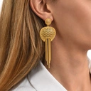 Złocone kolczyki z ażurowymi dekorami i łańcuszkami. POWIEW LUKSUSU