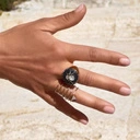 Pozłacany spiralny pierścionek z trójkątnym kryształkiem. BŁYSZCZĄCE PNĄCZE