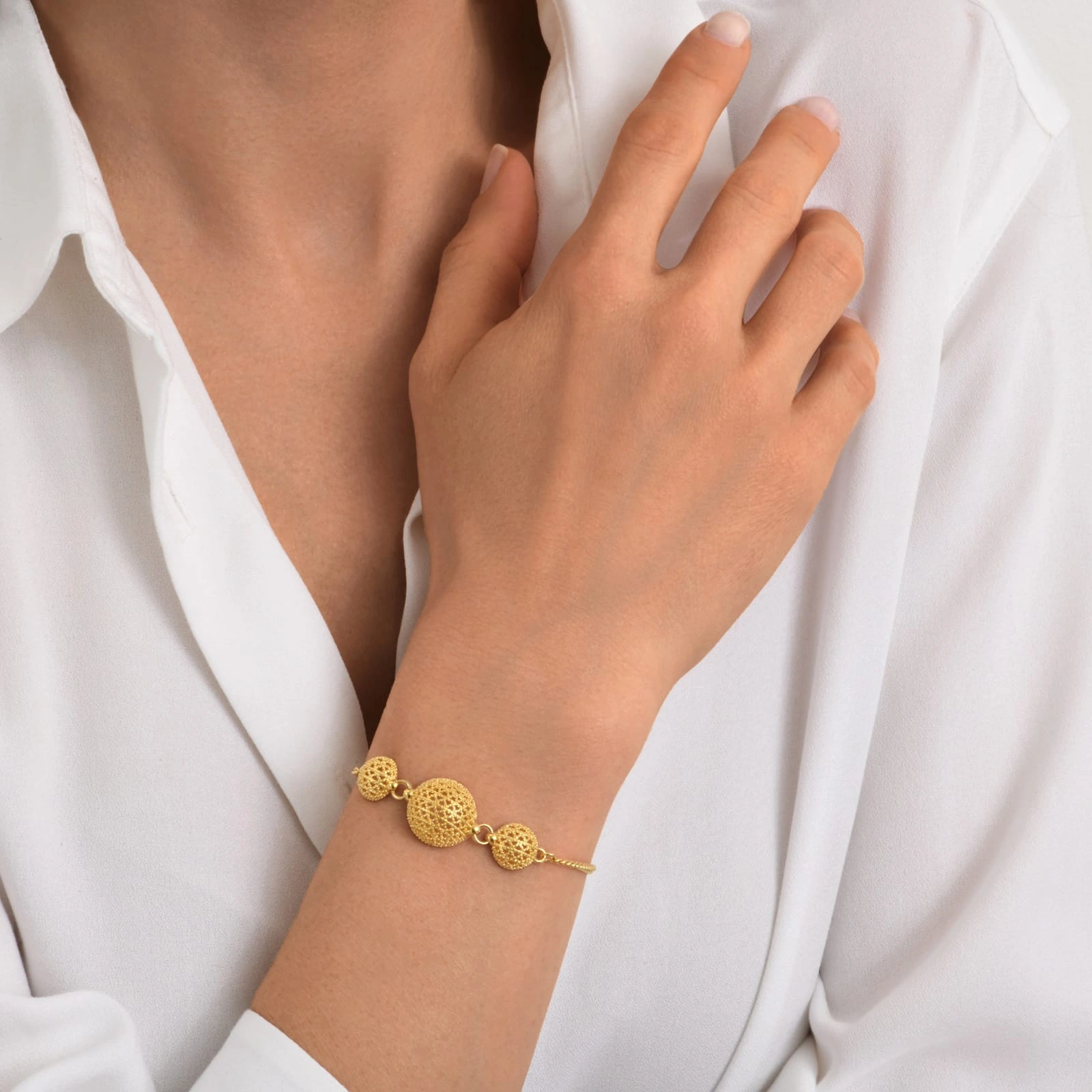 Złocona bransoletka na łańcuszku z ażurowymi półkulami. AŻUR MON AMOUR