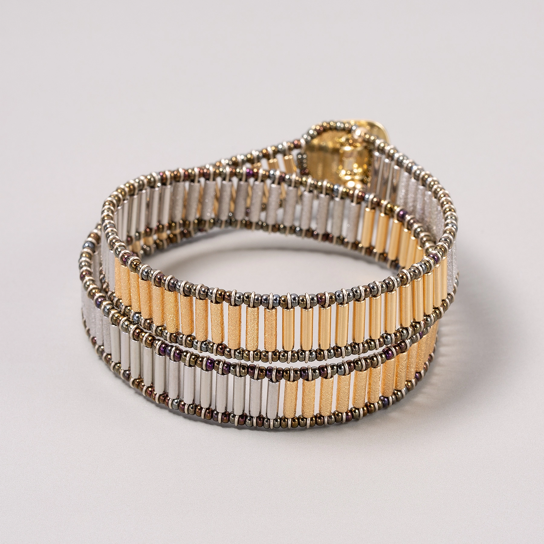 Dwurzędowa bransoletka z koralików w złocie i srebrze. EL PASADOR