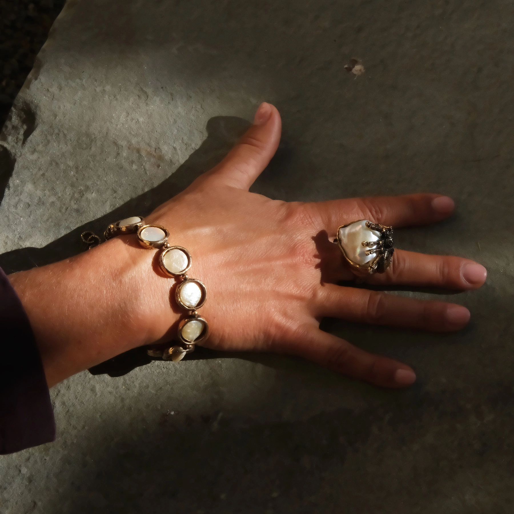 Pozłacany pierścionek z tarantulą na masie perłowej. KOSMATE MYŚLI