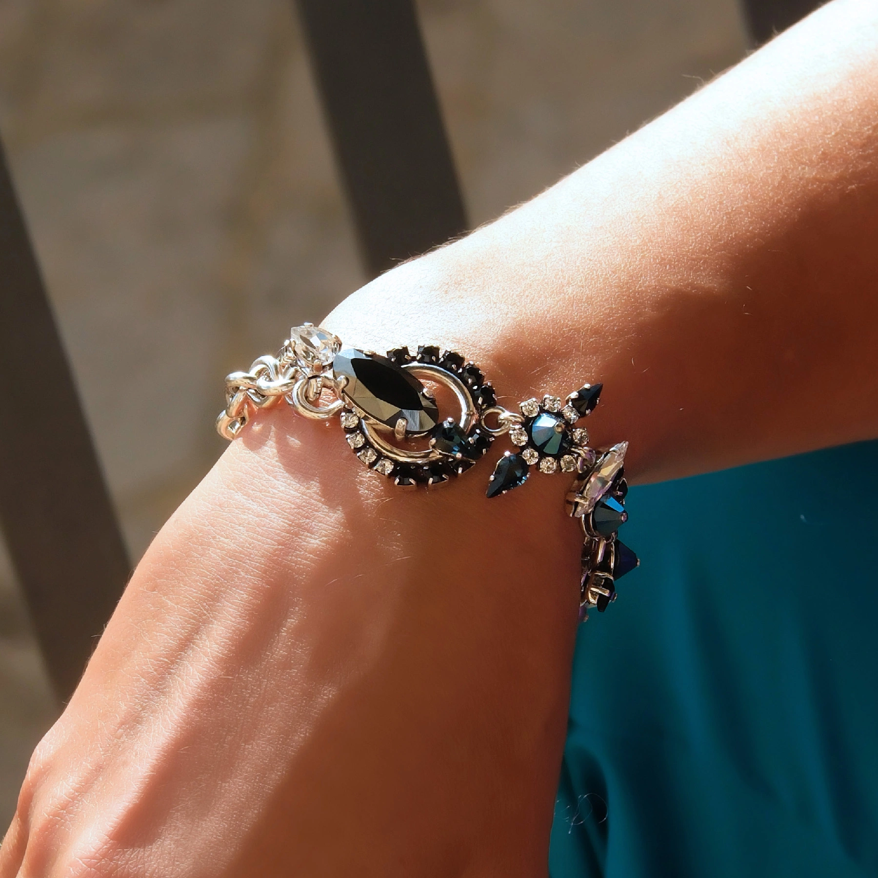 Bransoleta w srebrze z białymi i niebieskimi kryształkami. JESTEM NIEZALEŻNA