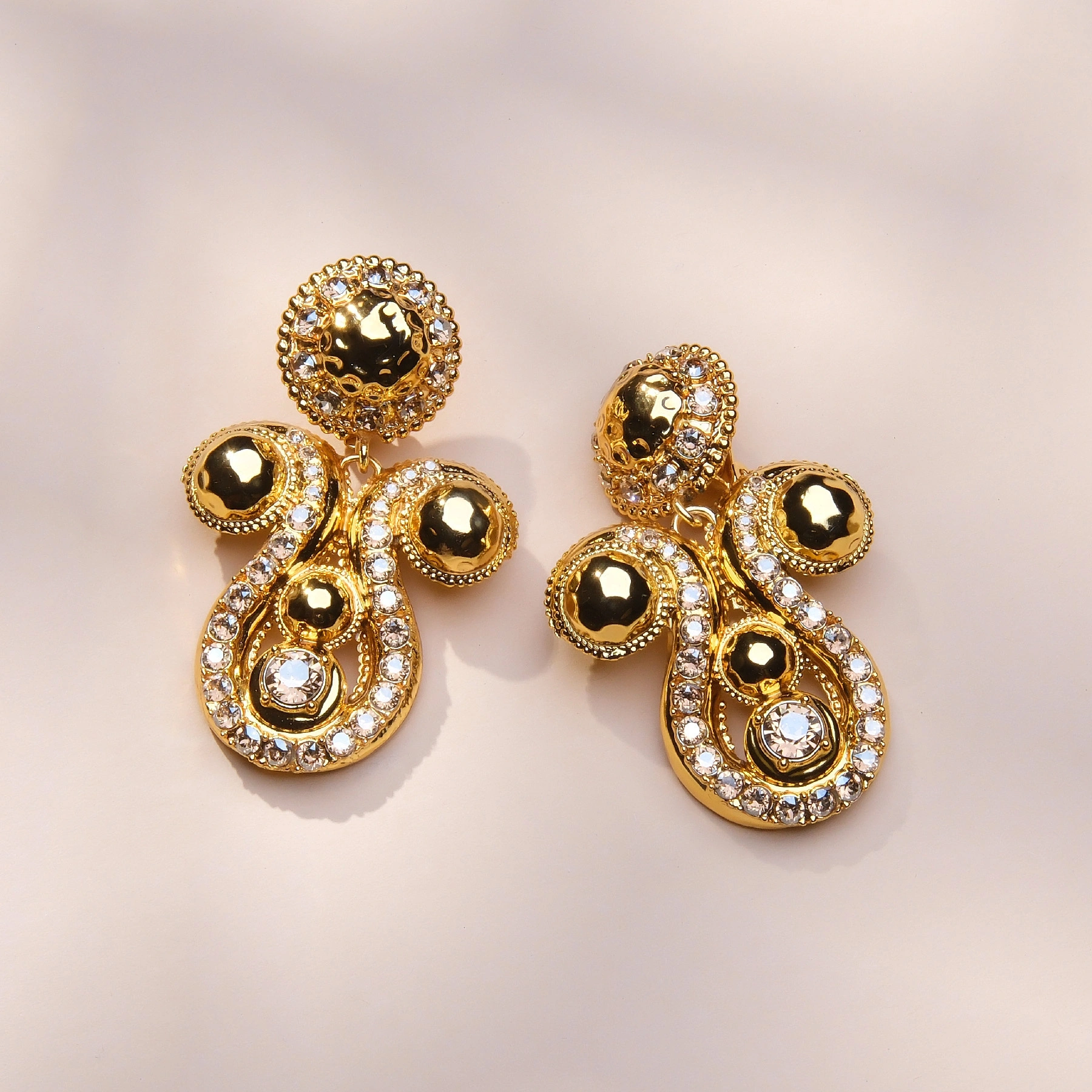 Pozłacane klipsy w formie kropli zdobione kryształkami. KROPLE ŚWIATŁA