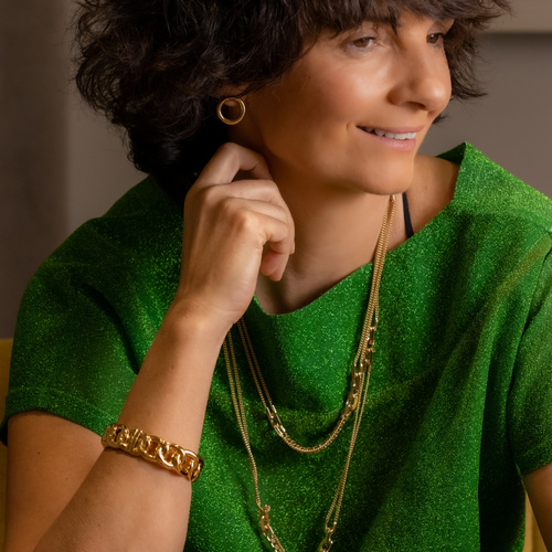 NIÑA. Pendientes de aro de forma sencilla.