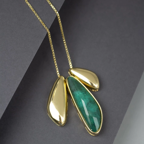 Złocony naszyjnik z dekorem a la skrzydła ze szmaragdem. SZMARAGDOWY LOT