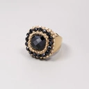 Zlocony pierścień z czarnymi kryształami i łańcuszkami. PAMELA