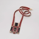 Długi prostokątny naszyjnik z kamieniami i kryształami. TUJU