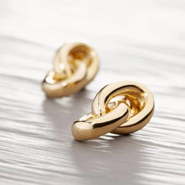 Drobne kolczyki wiszące z pozłacanymi ogniwami. OBWARZANKI