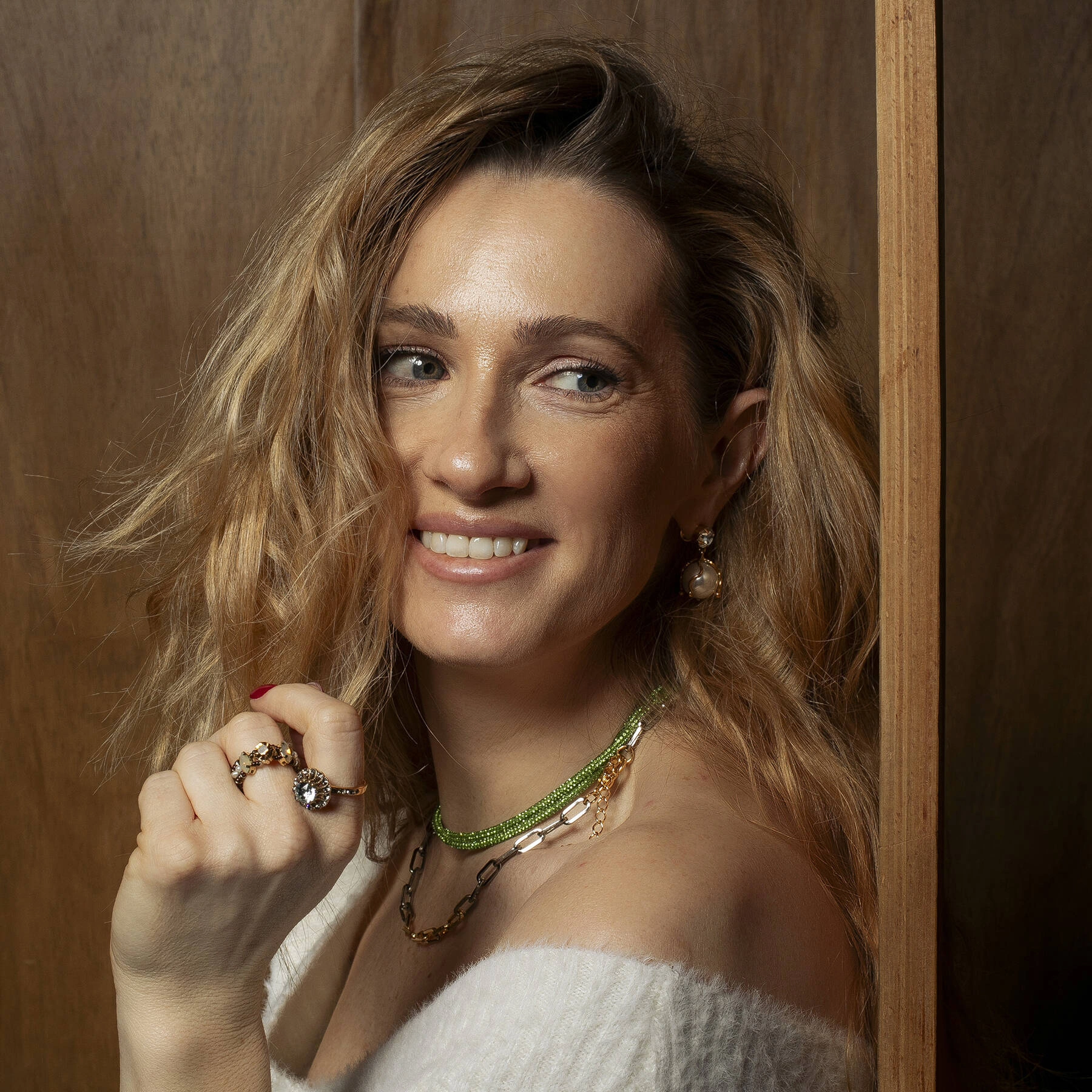 Krótki podwójny naszyjnik z zielonego sznurka. ROZPIERA MNIE ENERGIA