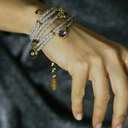 Skórzana bransoletka z okrągłymi zawieszkami. ŻYJĘ 