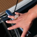 Złocony pierścień z okrągłym różowym kwarcem. RÓŻOWE PASTELE