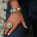 Pozłacany pierścień z błękitnym oczkiem i perełkami. KASIA