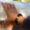 Sztywna bransoletka w formie kwadratu z czarnego akrylu. DAMA PIK