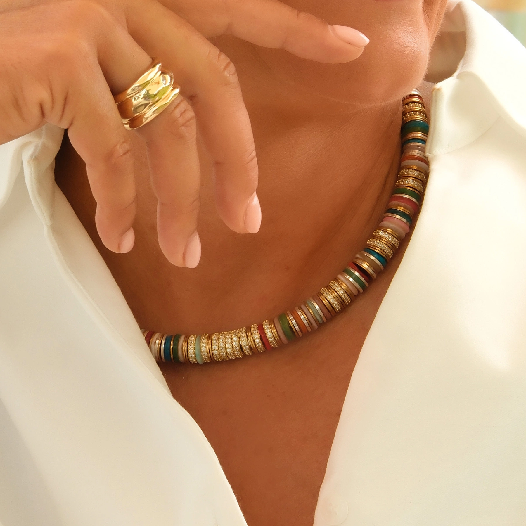 Szeroki pozłacany pierścionek wysadzany cyrkoniami. CASINO ROYAL