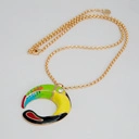 Pozłacany wisior z zawieszką z kolorowym tukanem. KOLORY RADOŚCI