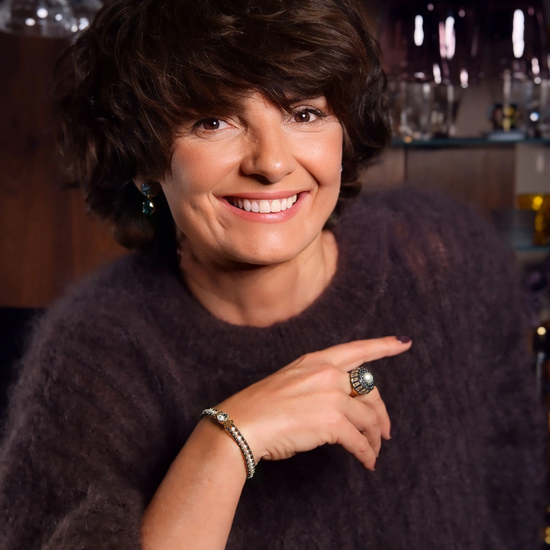 Złocony pierścionek z perłą, kryształkami i łańcuszkami. ŚWIT W UMBRII