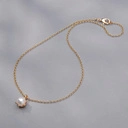 Złocony naszyjnik ze szklaną białą perłą w koronie. HISZPAŃSKIE RYTMY