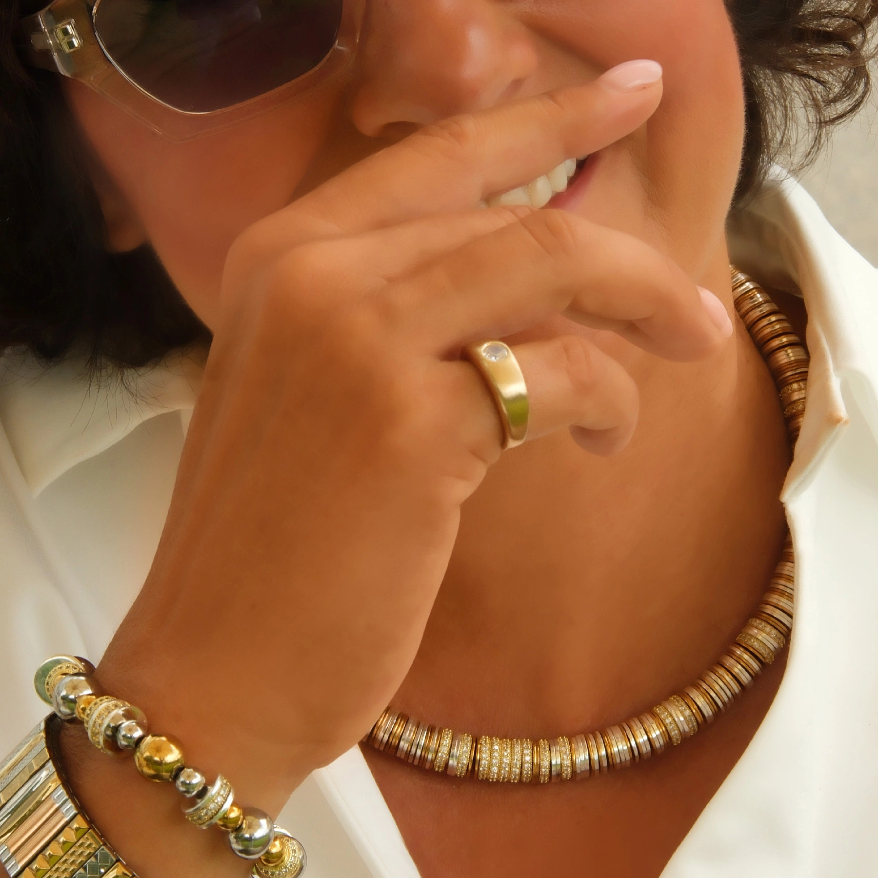 Gładki pozłacany pierścionek z przezroczystą cyrkonią. PARADISE CITY