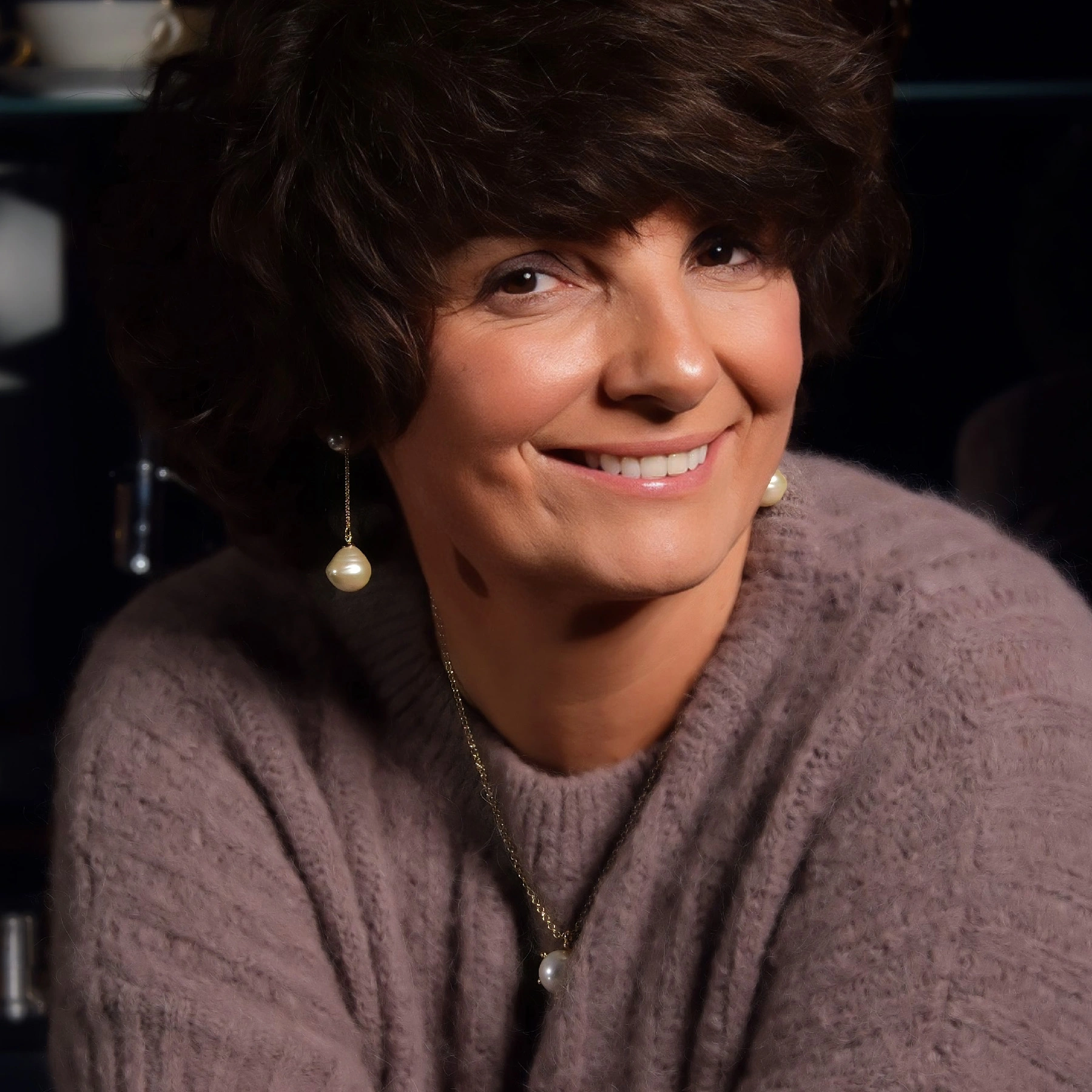 Złocony naszyjnik ze szklaną białą perłą w koronie. SŁOŃCE WE MNIE