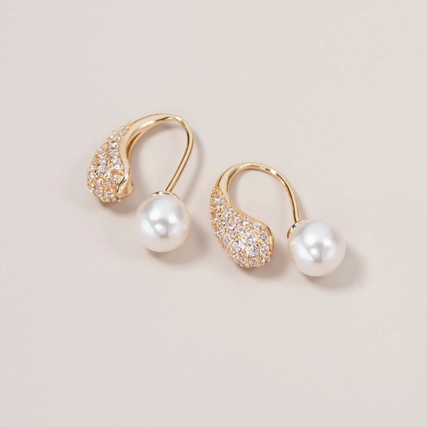 Złote kolczyki wszące z perłą i drobnymi cyrkoniami. MALIBU
