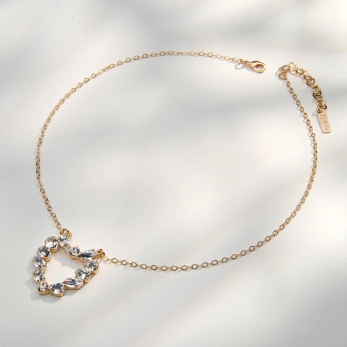 Krótki złocony naszyjnik z sercem z kryształków. OSTATNIE SŁOWO