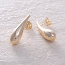 Małe pozłacane kolczyki w kształcie wydłużonych kropli. LENIWY DESZCZ