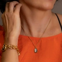 Krótki wisiorek z zawieszką perłowym skarabeuszem. DOBRY SKARABEUSZ